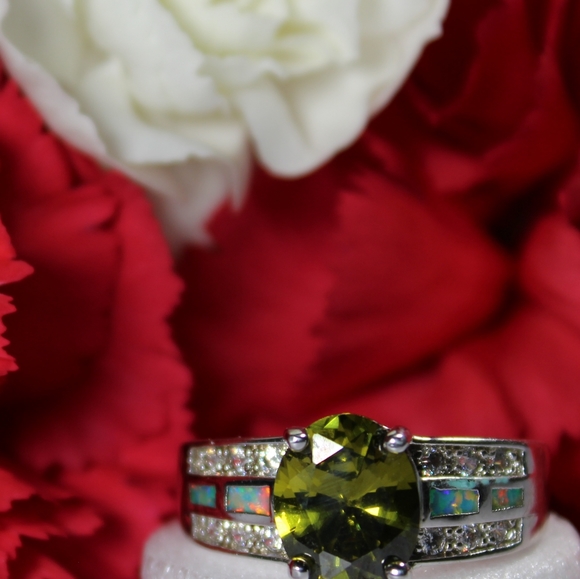 Very Beautiful Green CZ Stone with Imitation Opal and CZ diamonds - Picture 3 of 12